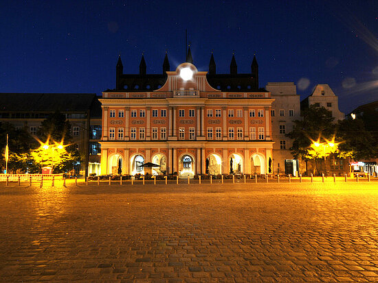 Rathausbeleuchtung-Neuer-Markt-Rostock